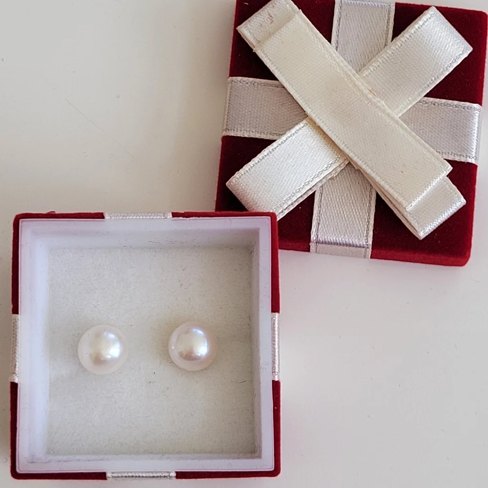 Avon | Freshwater Pearl Earrings in Present Gift Box - Picture 1 of 6